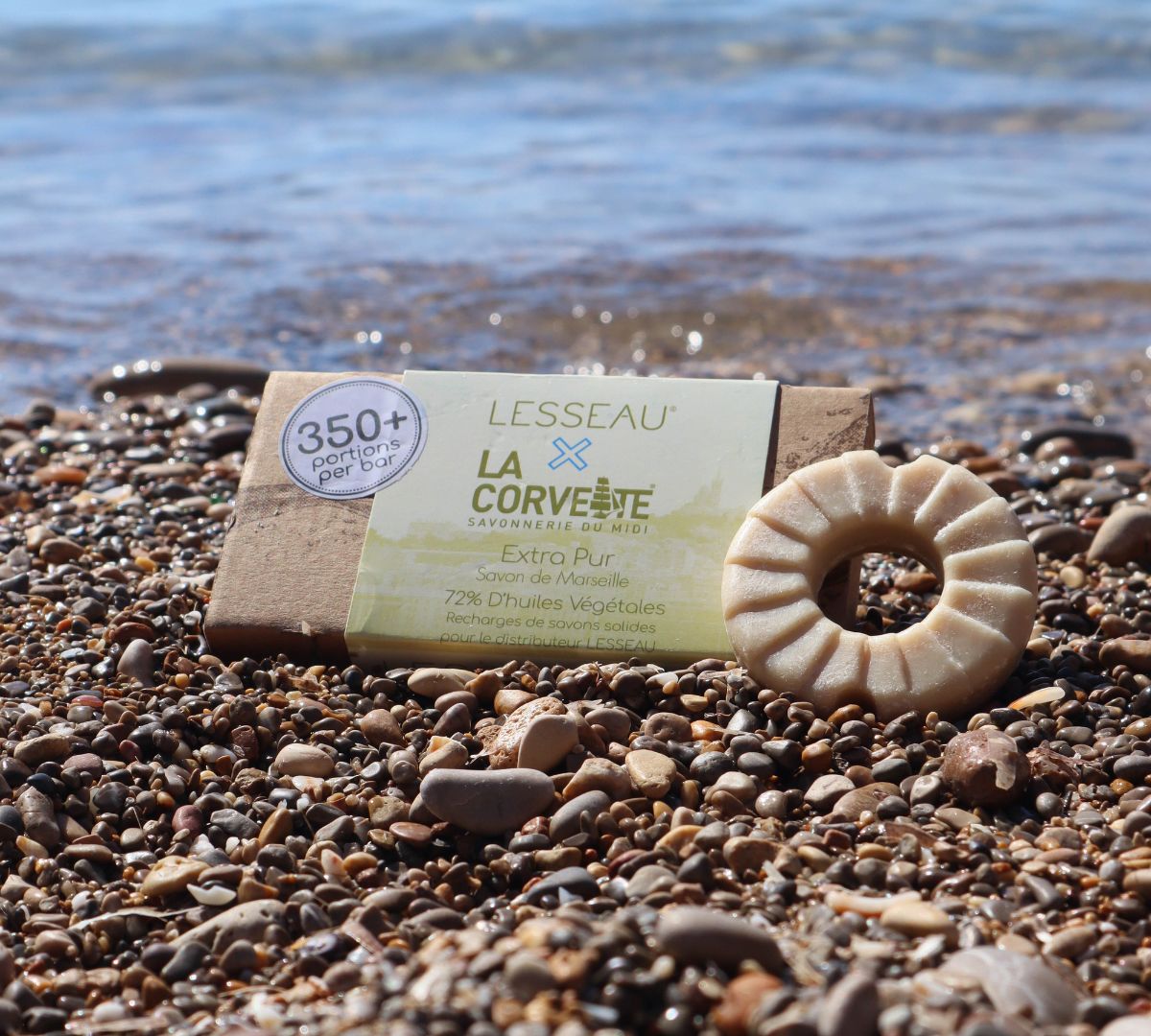 De natuurlijke marseille zeep extra pur van Lesseau op strand